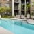 Dual-level swimming pool 